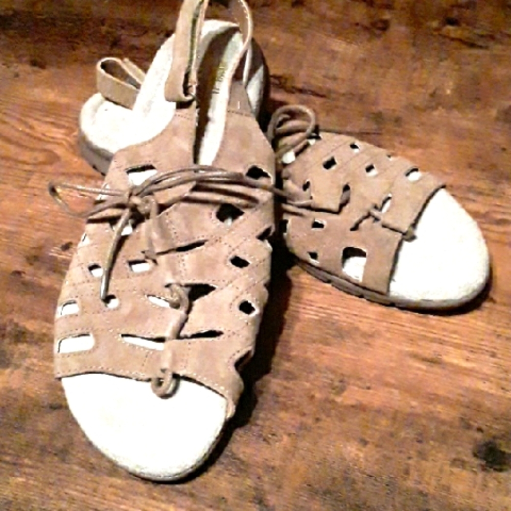 9w Women's Cobbie Cuddlers Leather Sandals Super Trendy and Comfortable
